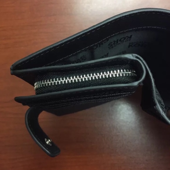 ❌SOLD❌Michael Kors Black Saffiano Wallet - Picture 4 of 6